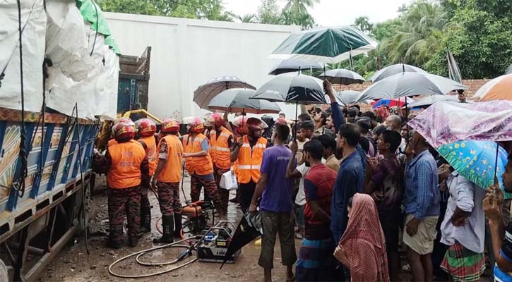 দাঁড়িয়ে থাকা ট্রাকে আরেক ট্রাকের ধাক্কা, প্রাণ গেল চালক-হেলপারের